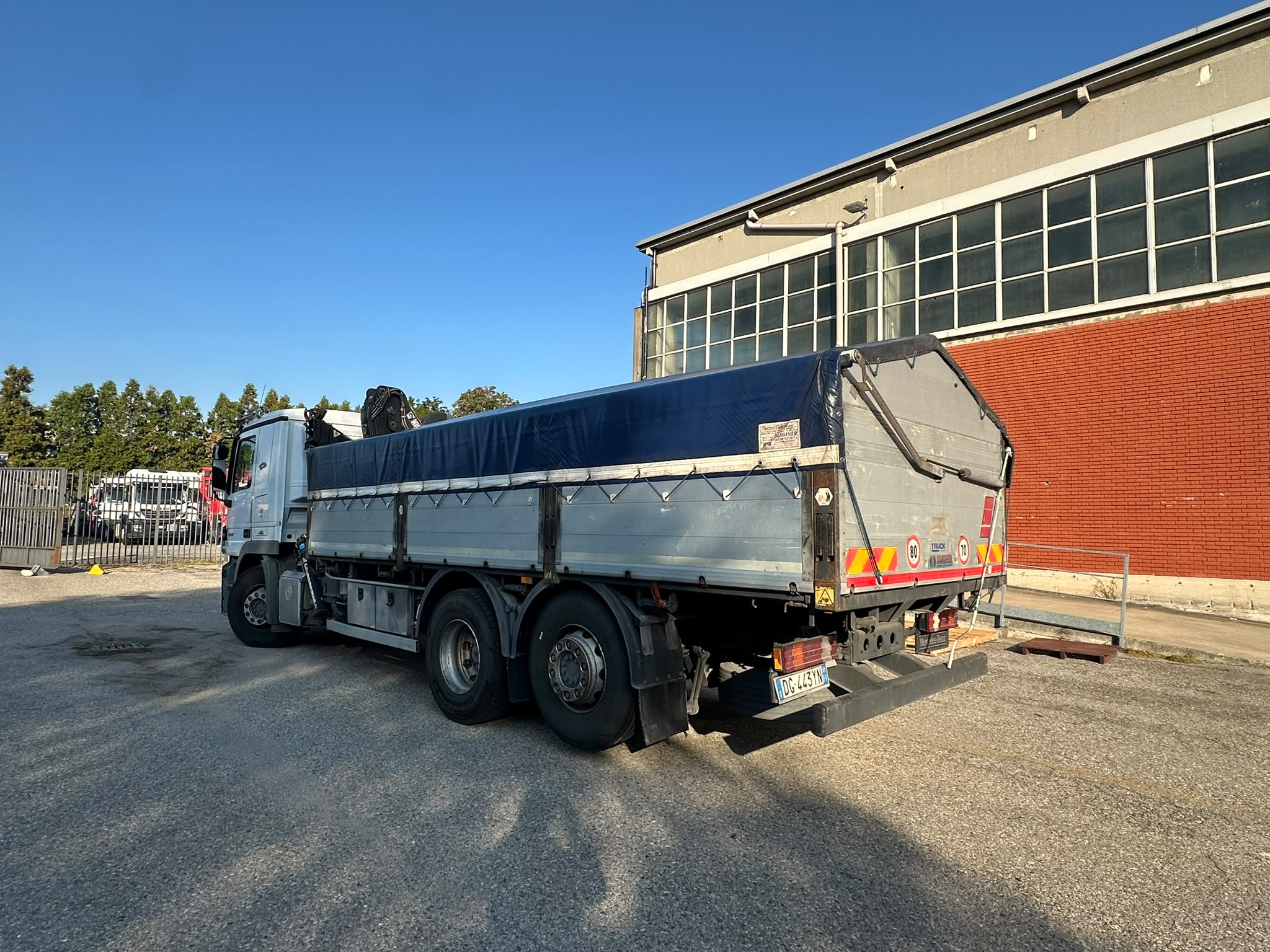 Usato Mercedes Actros 2541 CASSONE FISSO CON GRU HIAB O99
