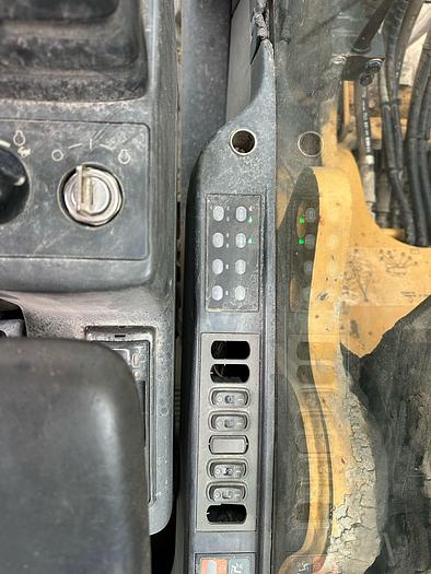 Usato Escavatore cingolato Carterpillar 320 D 2010