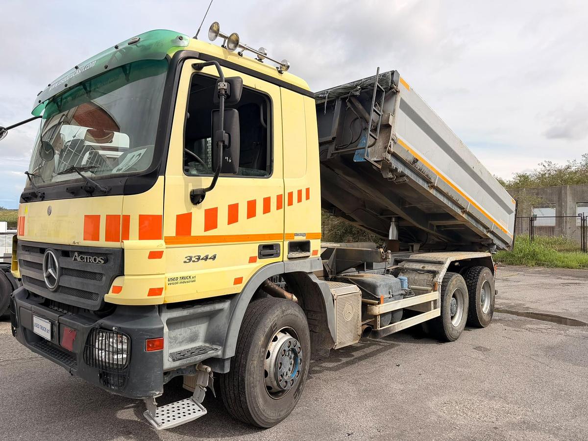 Usato MERCEDES ACTROS 33.44 K 6X4 RIBALTABILE TRILATERALE 2007