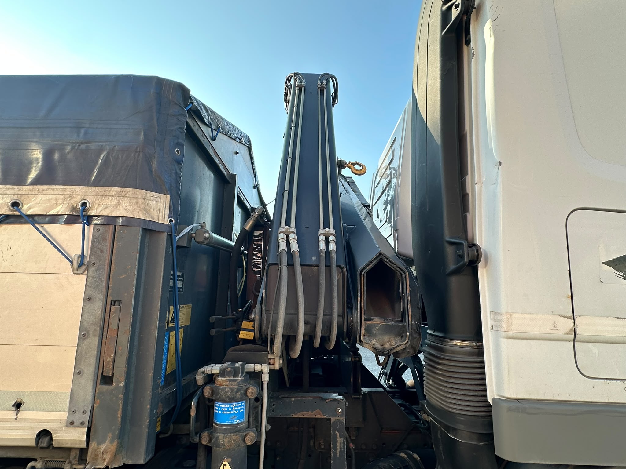 Usato Mercedes Actros 2541 CASSONE FISSO CON GRU HIAB O99