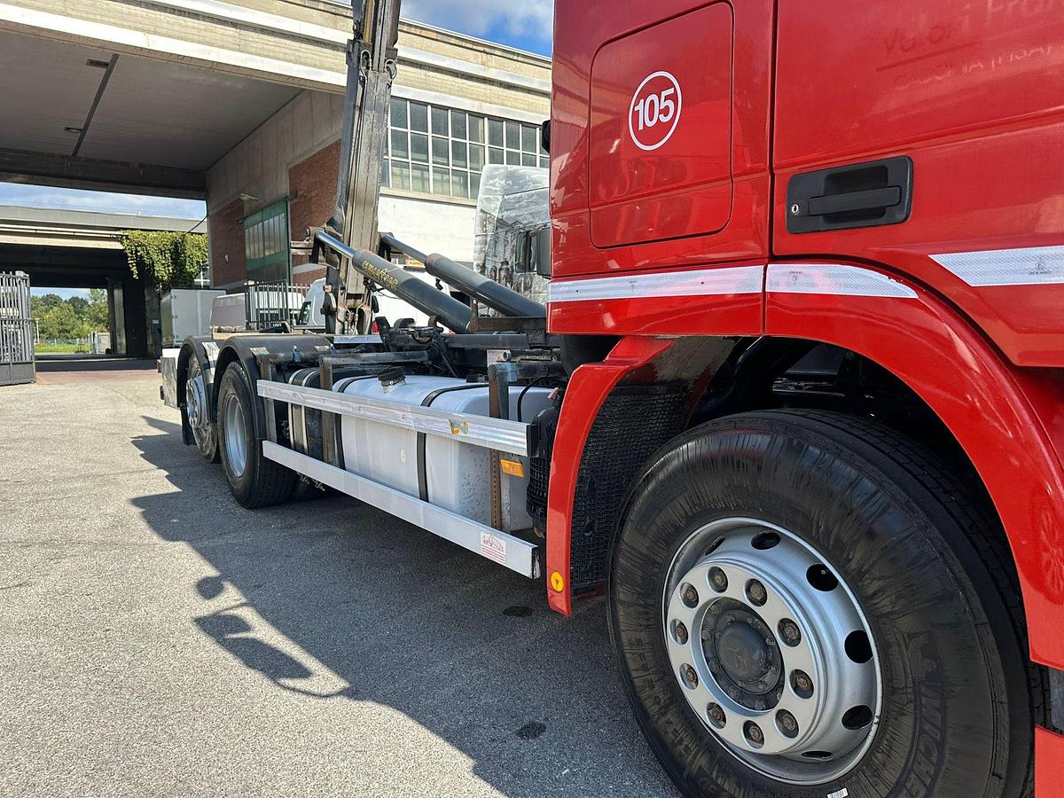 Usato Notrice tre assi Mercedes Actros 6x2 Scarrabile con gancio+rimorchio