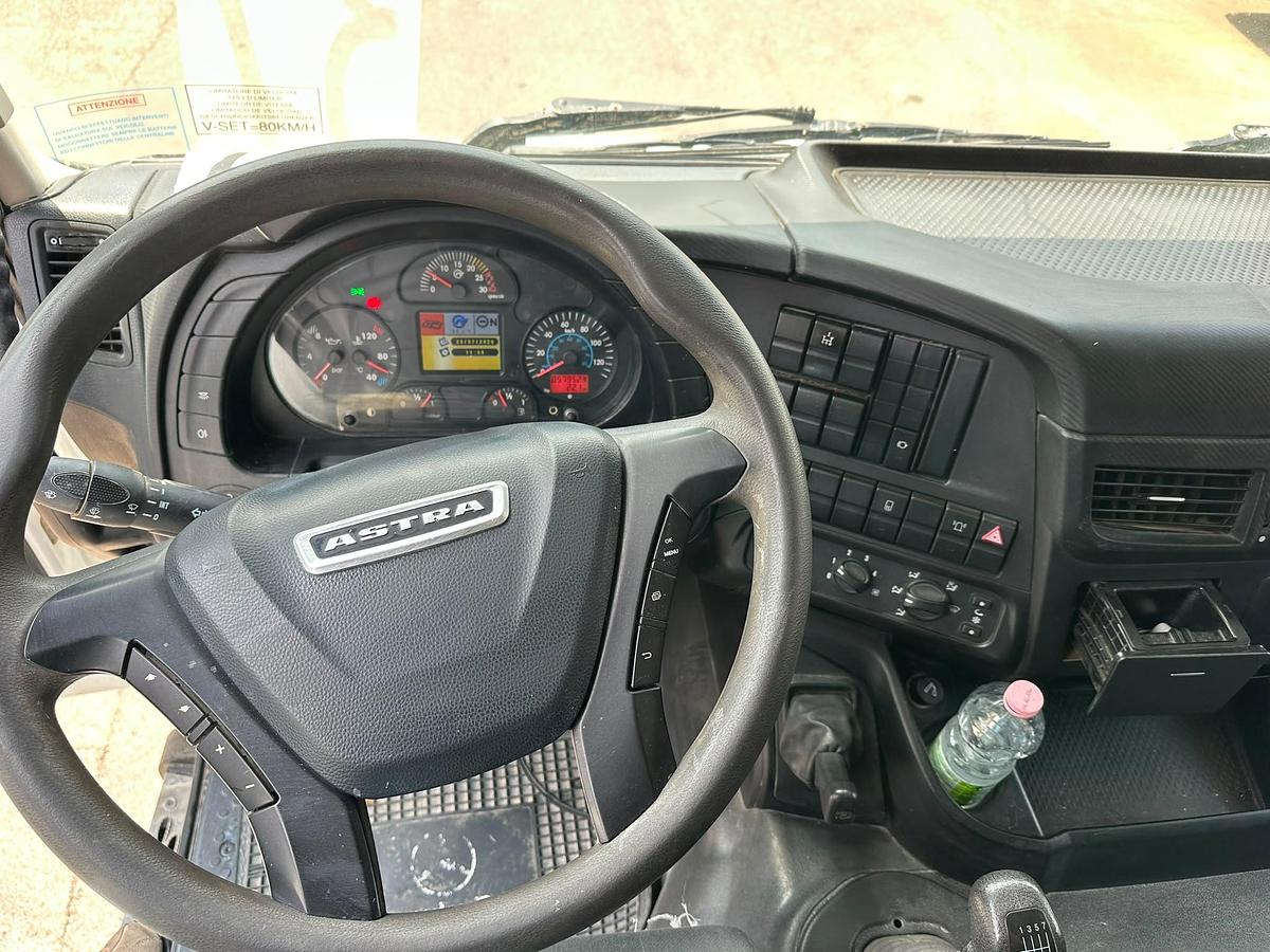 Usato MOTRICE QUATTRO ASSI ASTRA HD 500 8X6 RIBALTABILE POSTERIORE GERVASI TARGA GIALLA