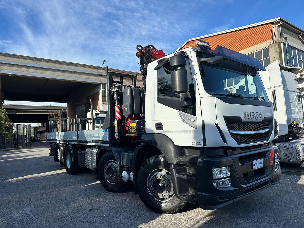 Usato MOTRICE 4 ASSI IVECO STRALIS 420 8X2 CASSONE FISSO +GRU FASSI 185A.2