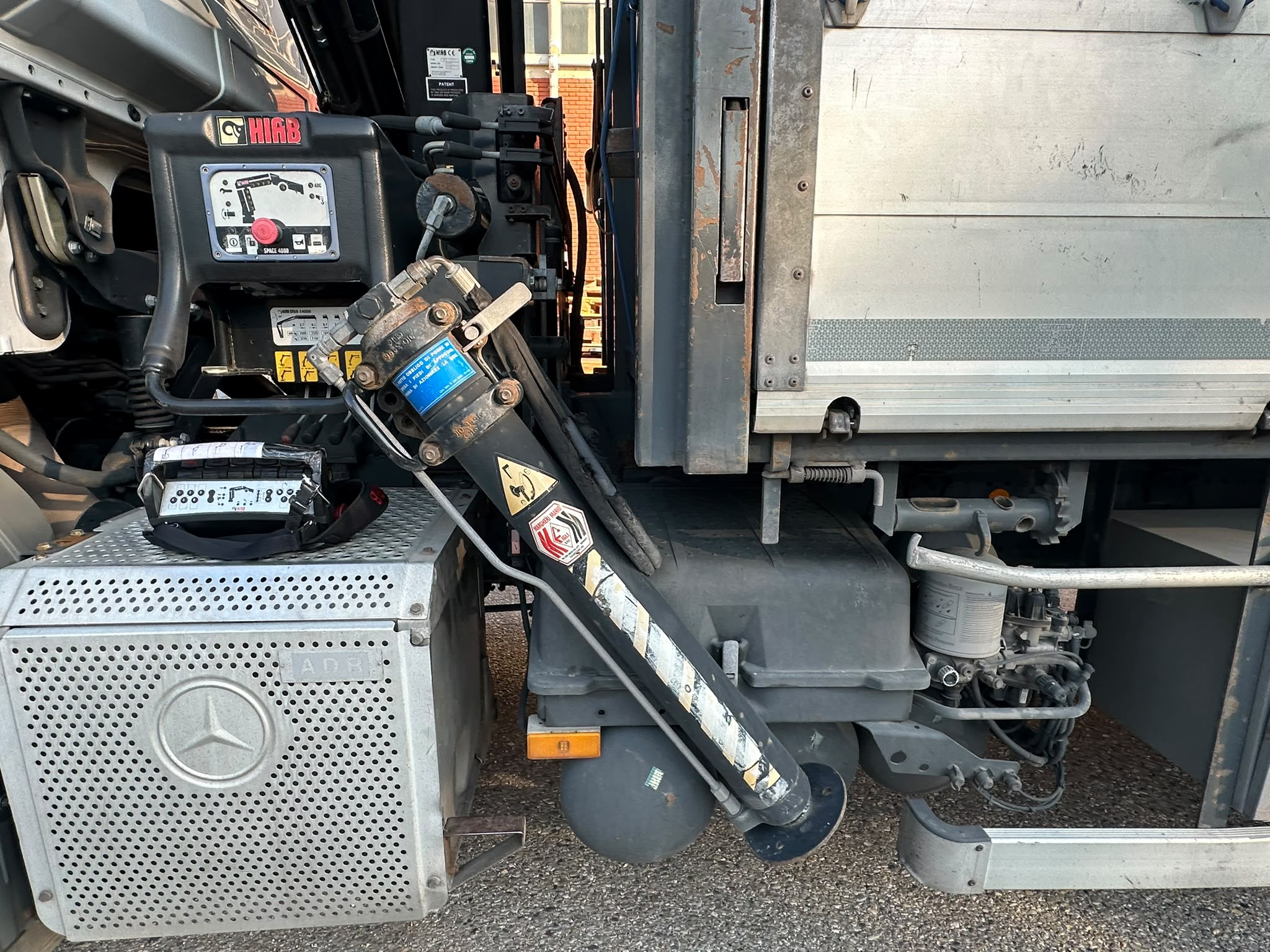 Usato Mercedes Actros 2541 CASSONE FISSO CON GRU HIAB O99