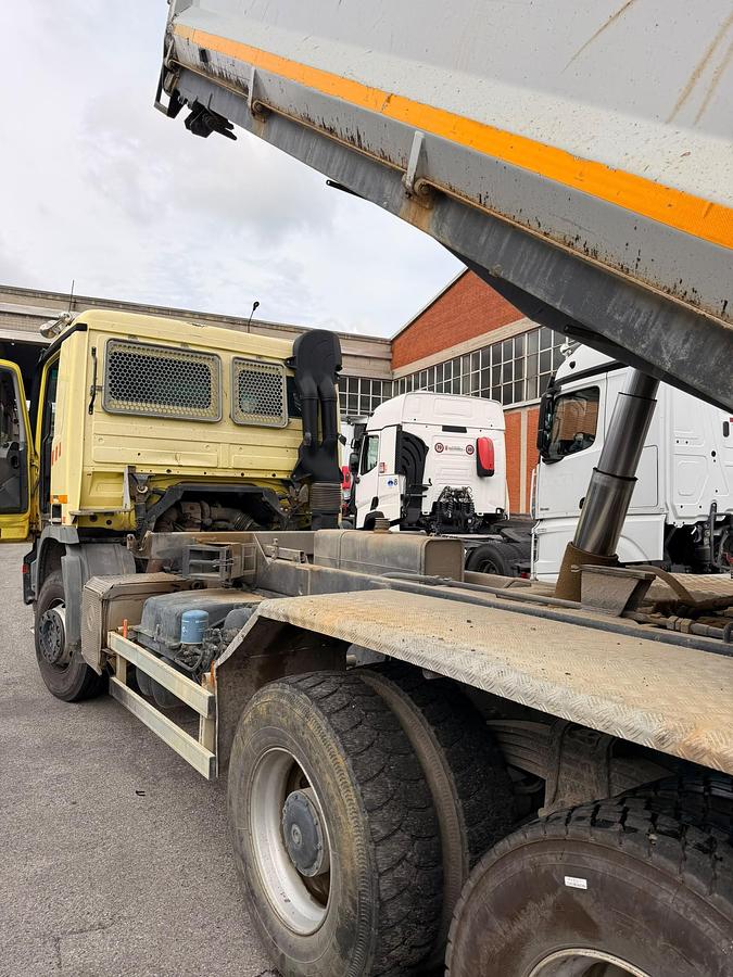 Usato MERCEDES ACTROS 33.44 K 6X4 RIBALTABILE TRILATERALE 2007