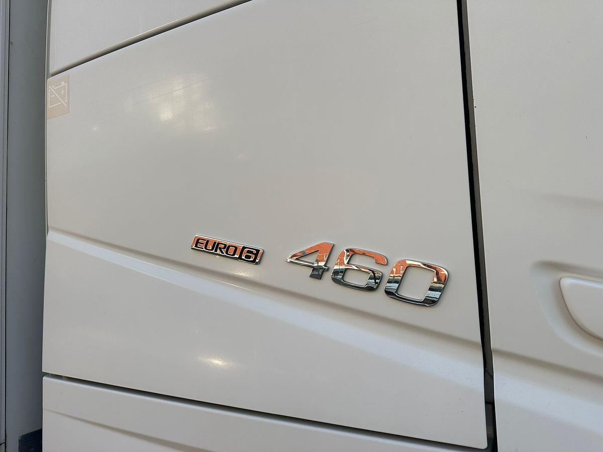 Usato MOTRICE TRE ASSI VOLVO FH 460 Cella frigo mt 9.40 con sponda
