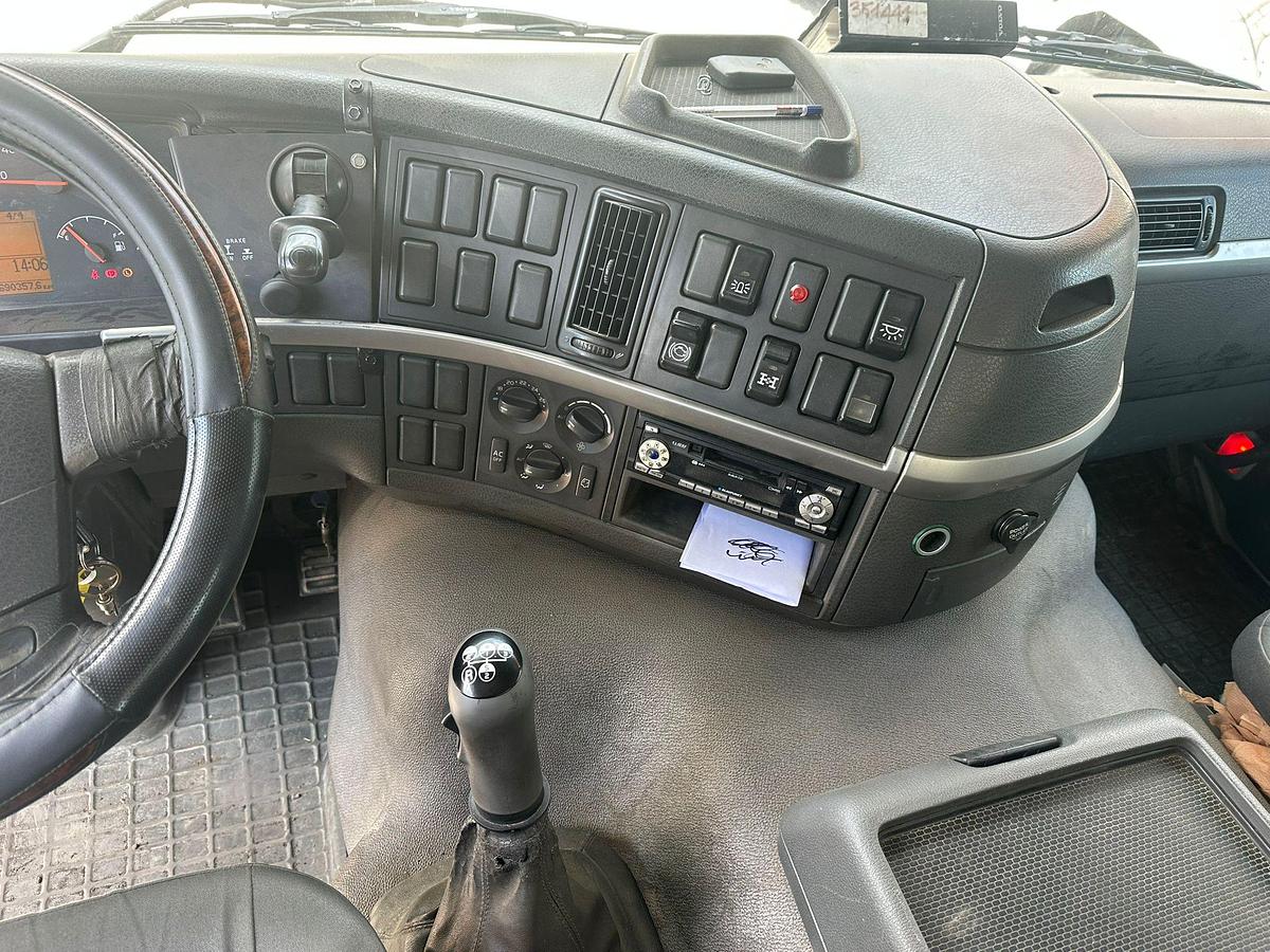 Usato MOTRICE QUATTRO ASSI VOLVO FM 420 8X4 RIBALTABILE POSTERIORE