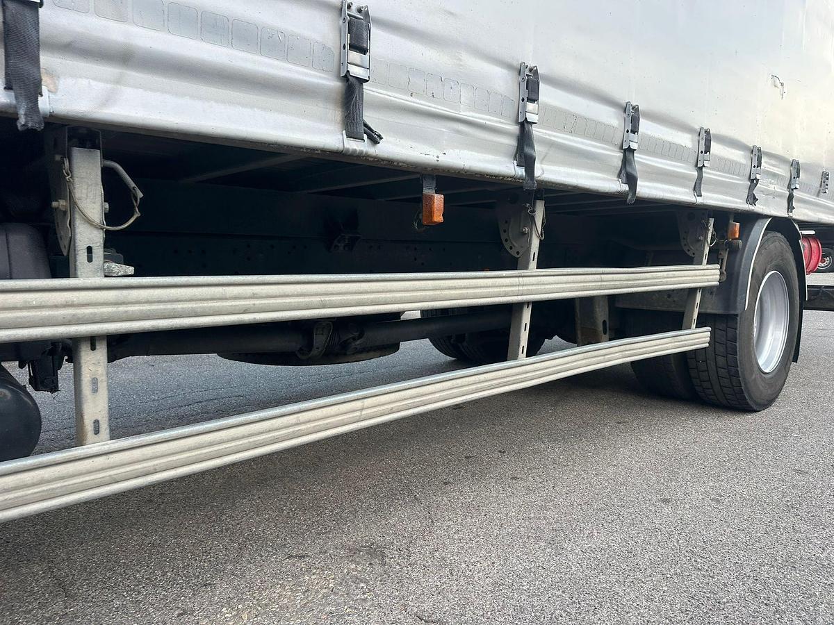 Usato motrice due assi Iveco Eurocargo 180s28 Centina e telo mt 7.50