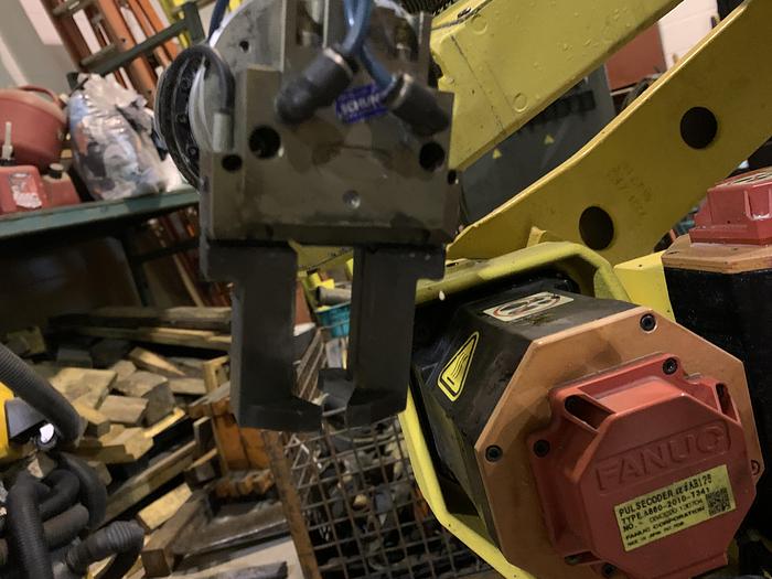 Used FANUC M10iA 6 AXIS CNC ROBOT WITH VISION CONNECTIONS AND R30iB CONTROLLER