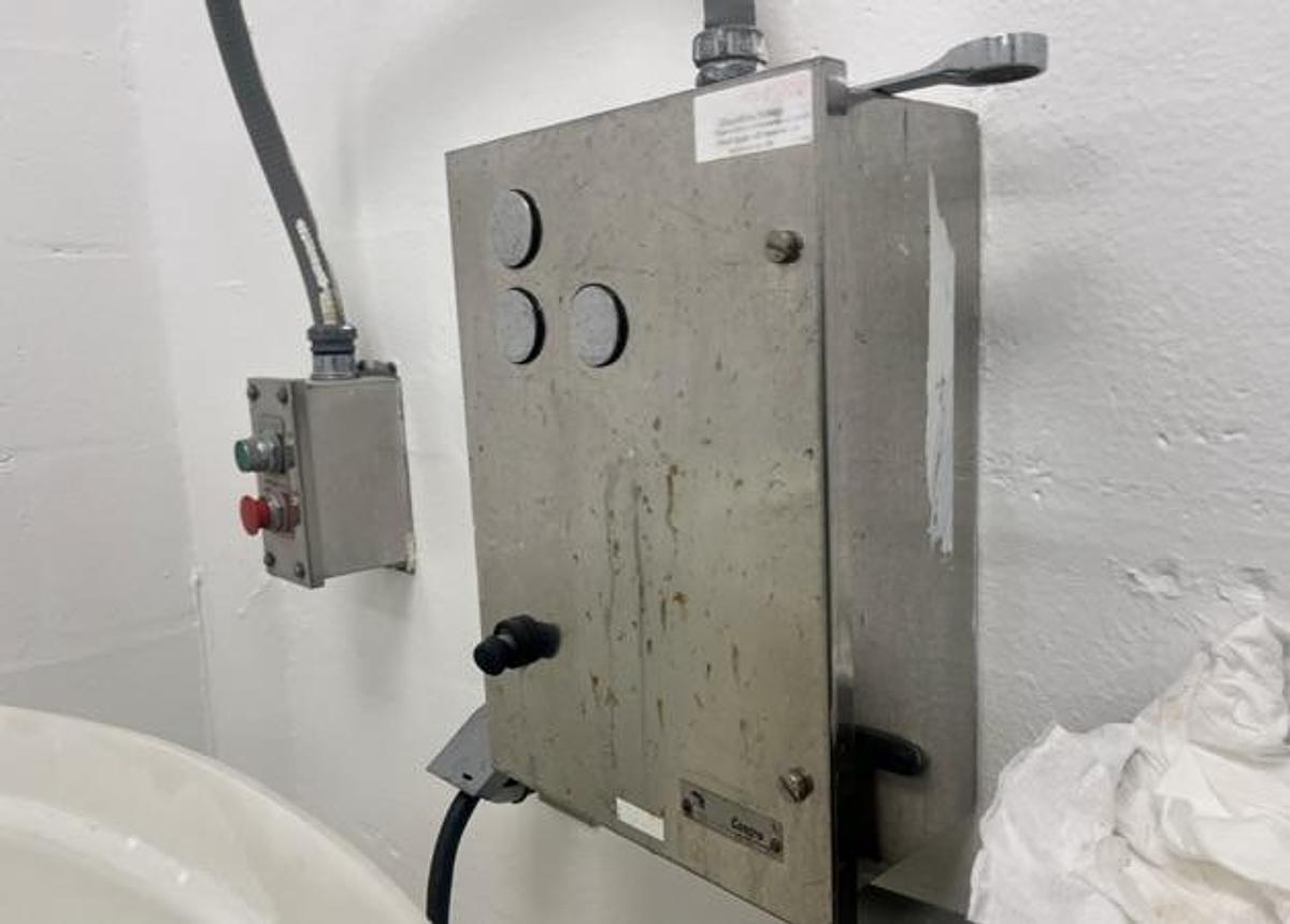 Used Used 20 Cuft PK V-Blender with control panel