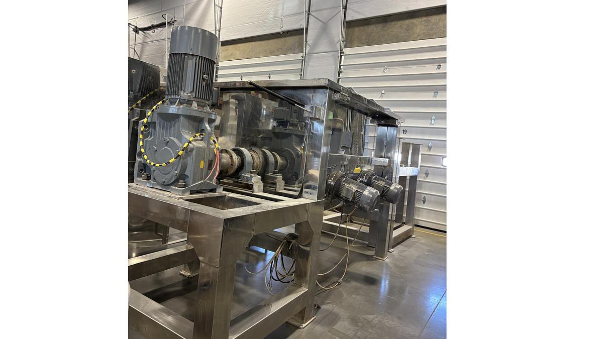Used 140 Cuft Ribbon Blender With choppers and 2 gearboxes