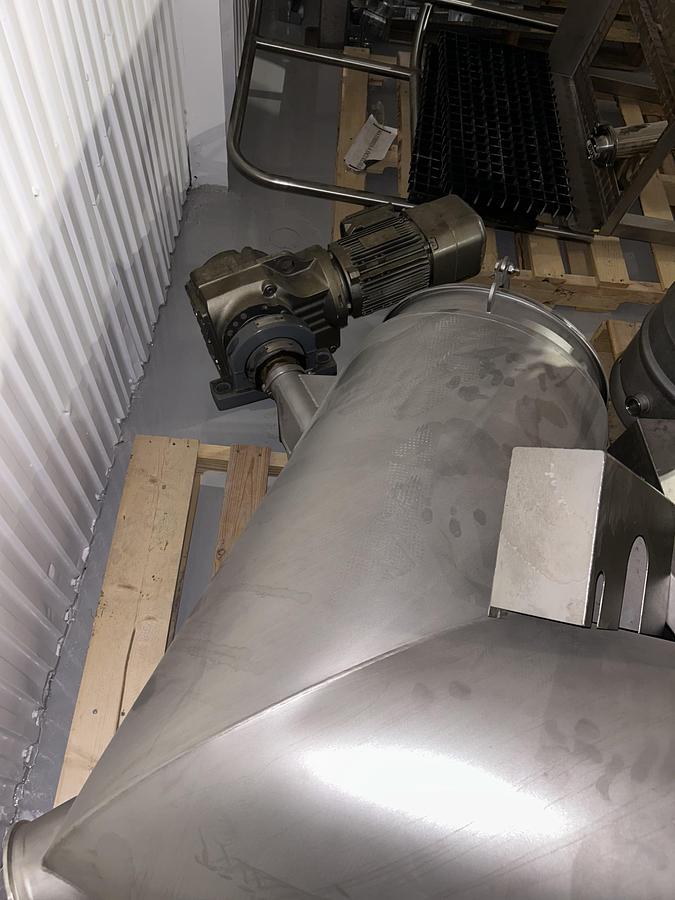 Used New Industries 5 cuft V Blender with intensifier bar 