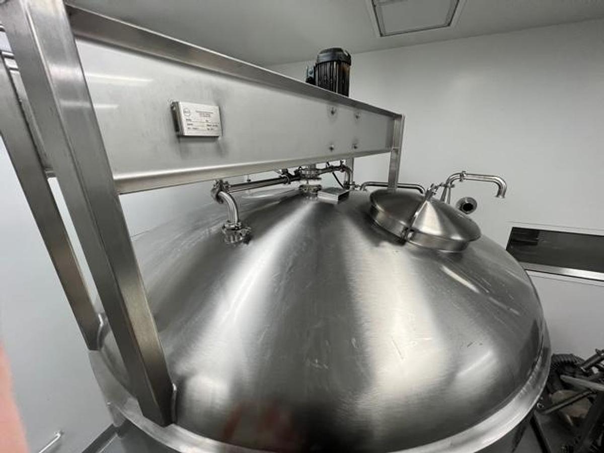 Used 1600  Gallon  Jacketed  Mixing  Tank  with  Load  Cells