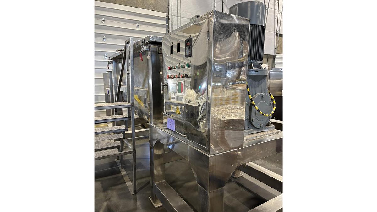 Used 140 Cuft Ribbon Blender With choppers and 2 gearboxes