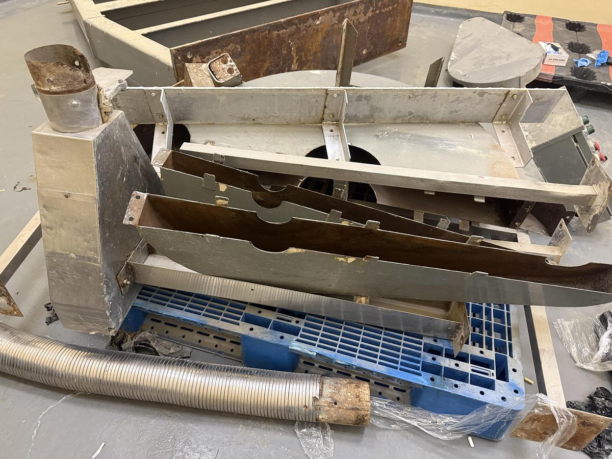 Used Gemco 50 Cuft V-Blender W/ bar 