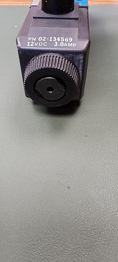 Used Vickers hydraulic valve solenoid, KDG4V-3S-33C15A-M-U-G5-60-P15 12VDC 3.0 AMP (110)