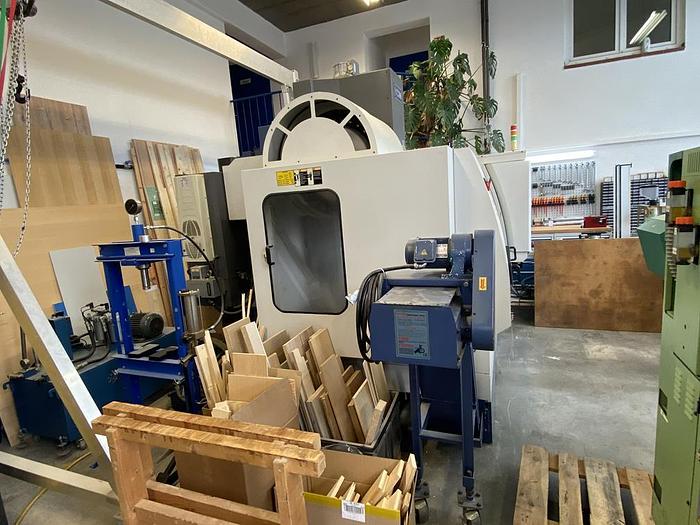 Gebraucht CNC Vertikales Bearbeitungszentrum YCM MV106A