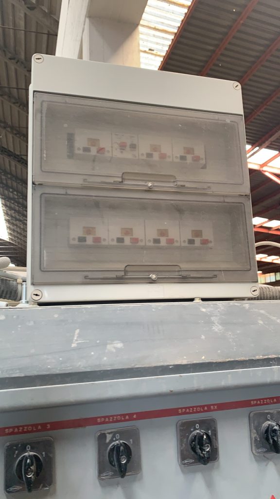 Usato Spazzolatrice marca Comec larghezza utile 1000 mm, con 4 spazzole superiori, 4 inferiori e 2 laterali, usata