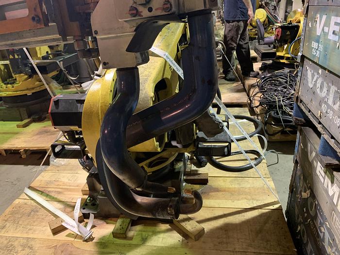Used FANUC R2000iB/210F 210KG X 2655MM REACH 6 AXIS CNC ROBOT W/R30iA CONTROLS WITH ARO SERVO GUN