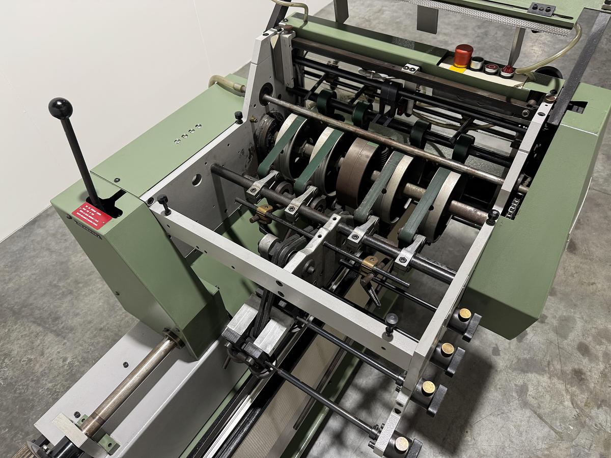 Used Müller Martini cover feeder 1528 (1996)