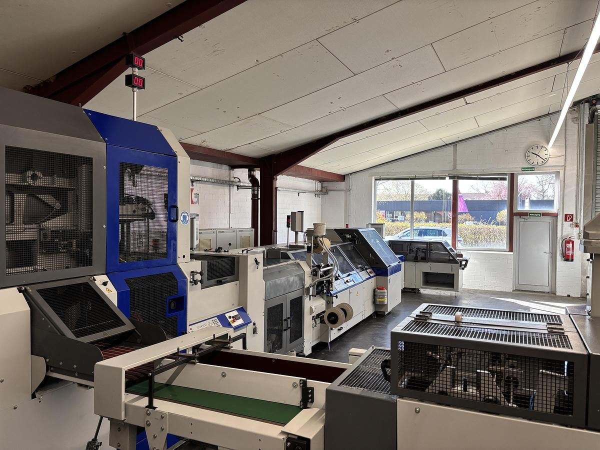 Used Kolbus hard cover book line BF 527 + FE 604 + DS 391 (2004)