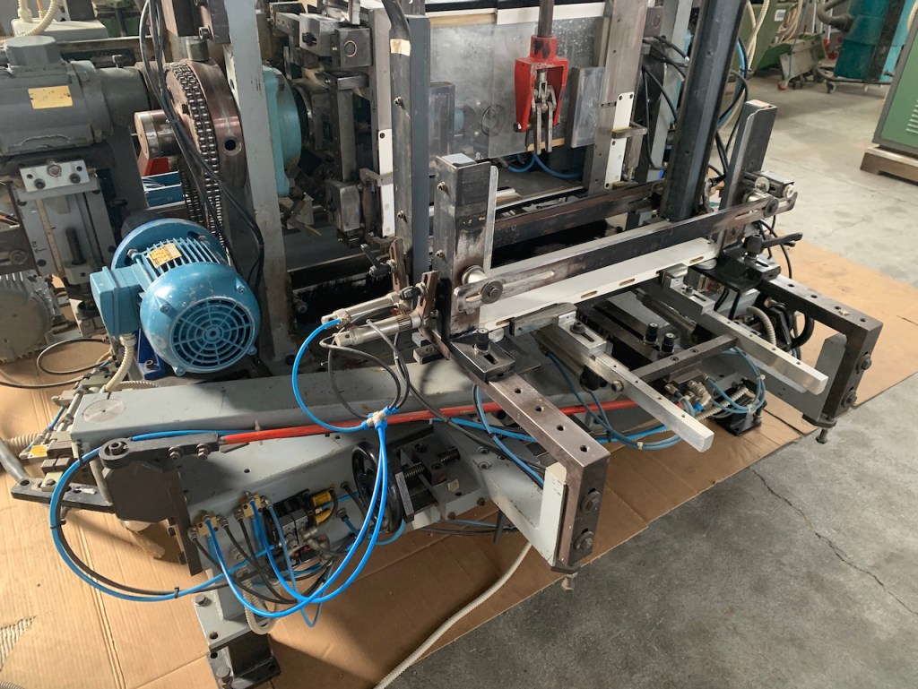 Ricondizionato Mortasatrice automatica Comec, con caricatore, per elementi di lettini per bambini