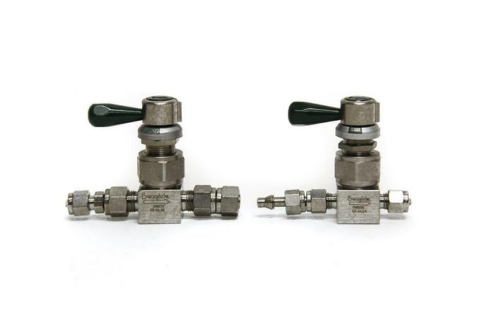 Used Swagelok 298072 SS-DLS6 and SS-DLS4 098656 Diaphragm Valve Lot of 2 (5176)