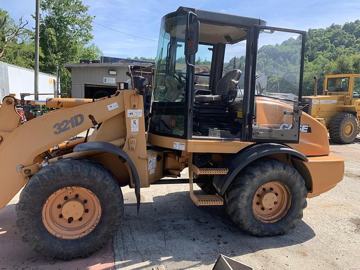 Used 2004 Case 321D