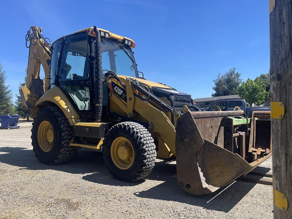 Used 2014 CAT 420F it