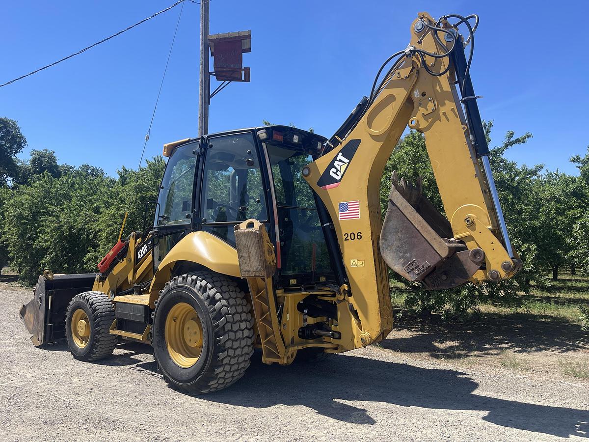 Used 2014 CAT 420F it