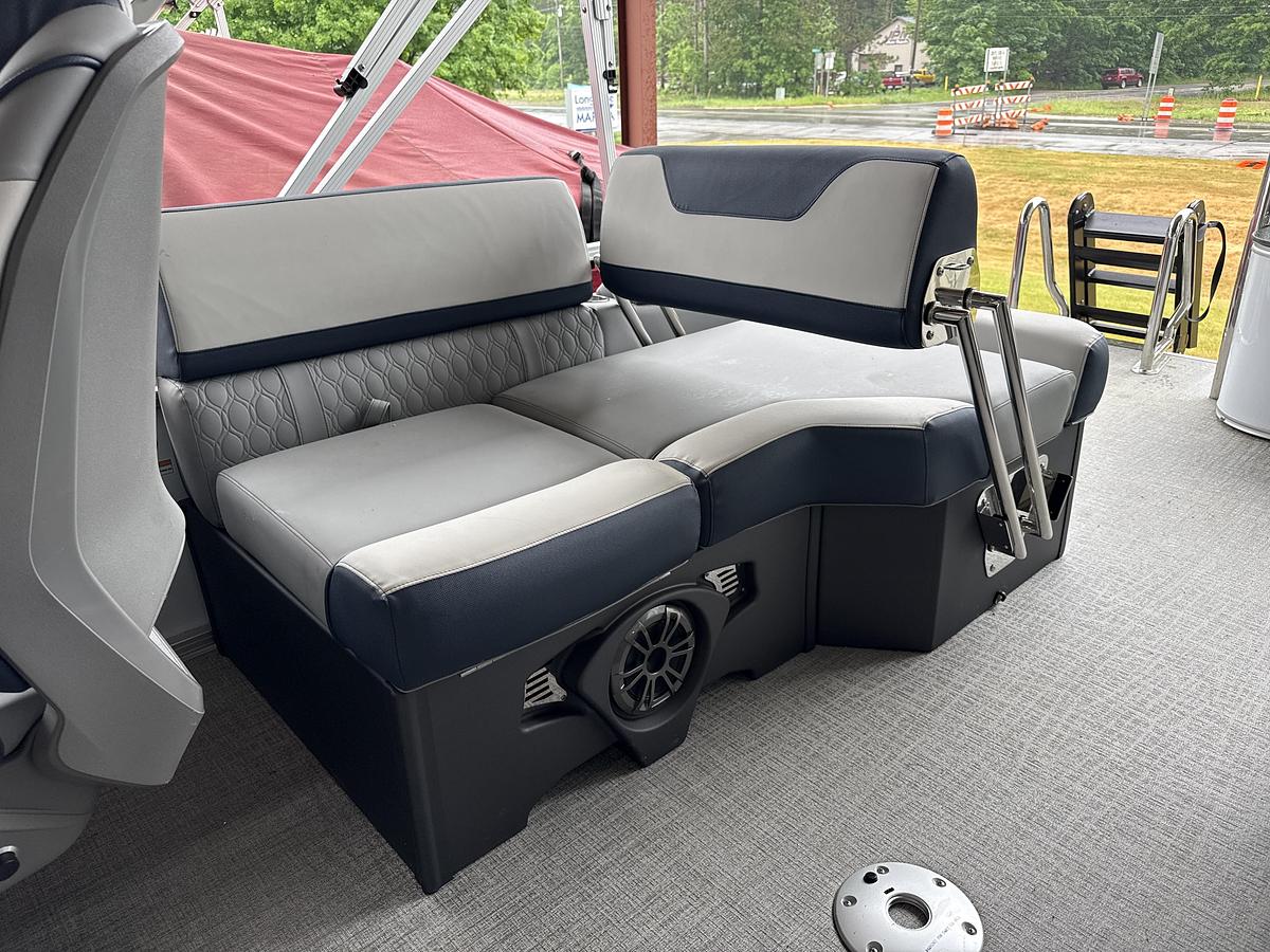 2026 Avalon 2385 LSZ Quad Lounge Shift Navy