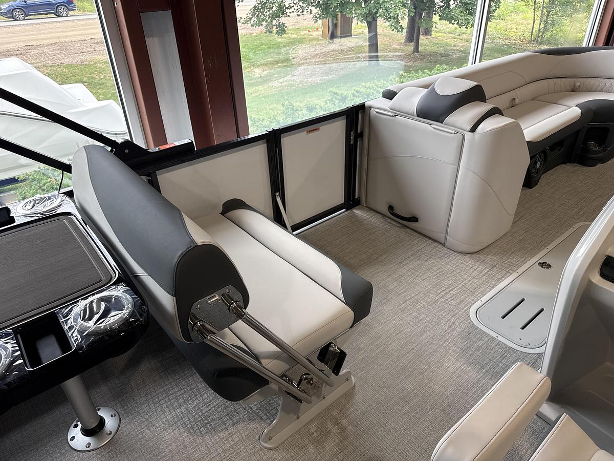 2027 Avalon LSZ 27 FT Entertainer