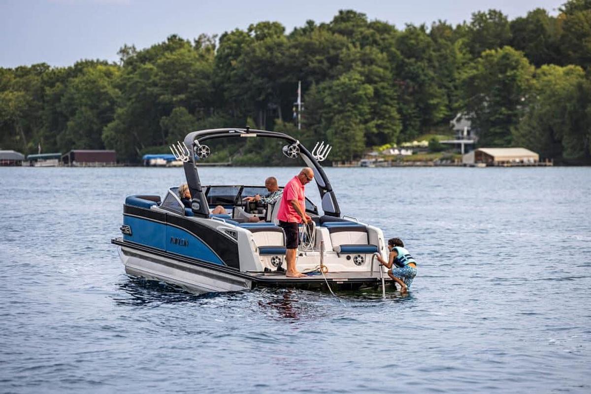 Avalon Waketoon 23 FT