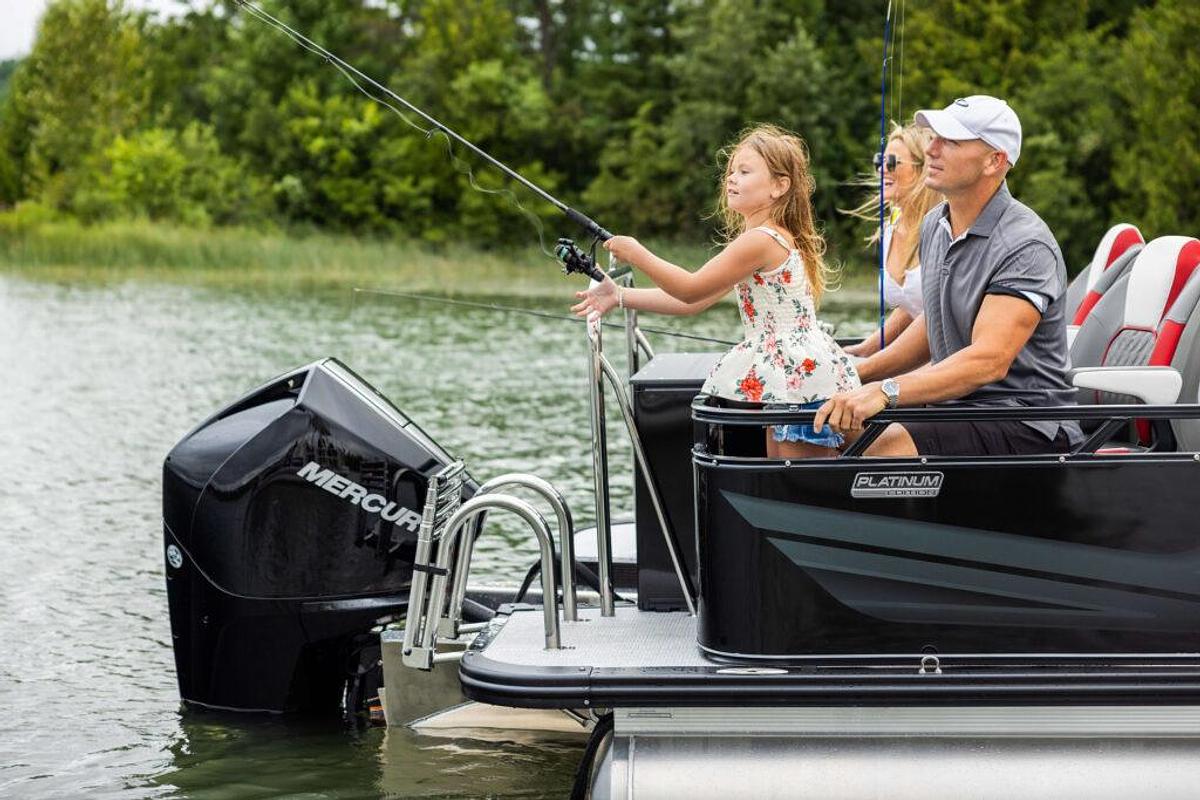Avalon Venture 85 Center Console Fish 23 FT
