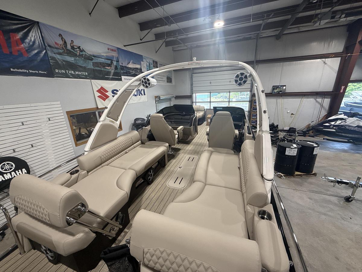 2027 Avalon Excalibur LTD 25' Quad Lounger Shift Windshield