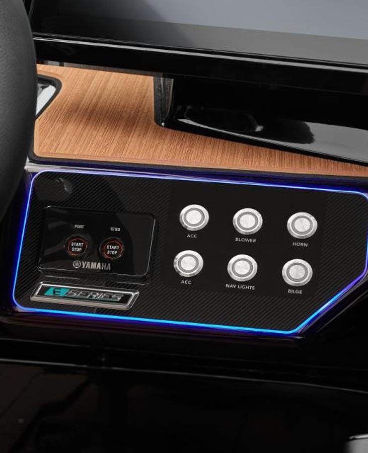 High-Tech Wakesurfer 222XE