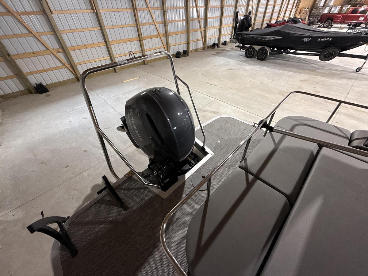 Used 2023 Bennington 23 LX Swingback