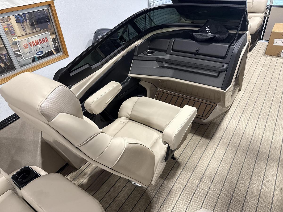 2027 Avalon Excalibur LTD 25' Quad Lounger Shift Windshield