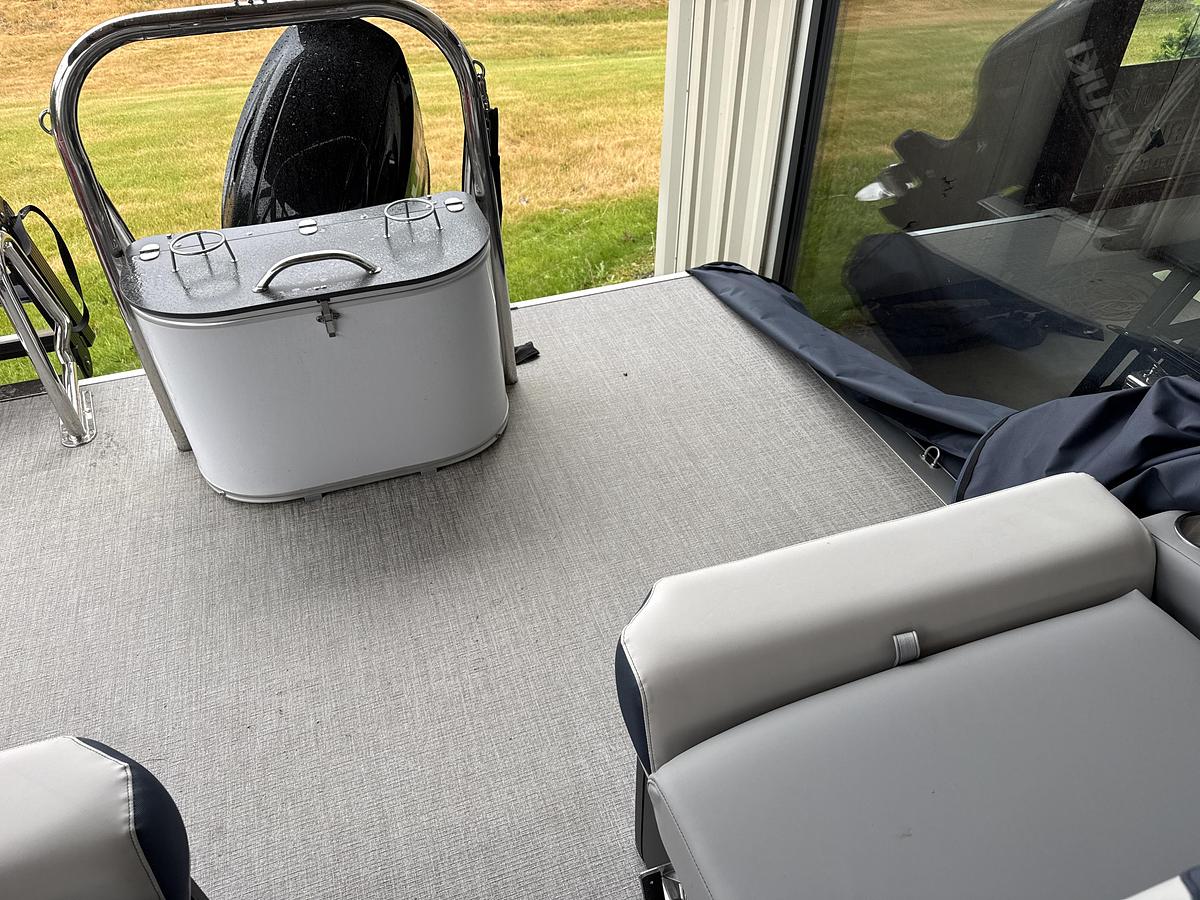 2026 Avalon 2385 LSZ Quad Lounge Shift Navy