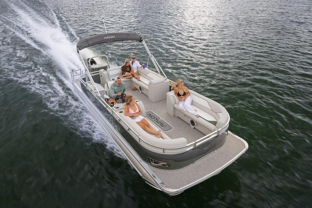 Avalon Venture 85 Center Console Fish 23 FT
