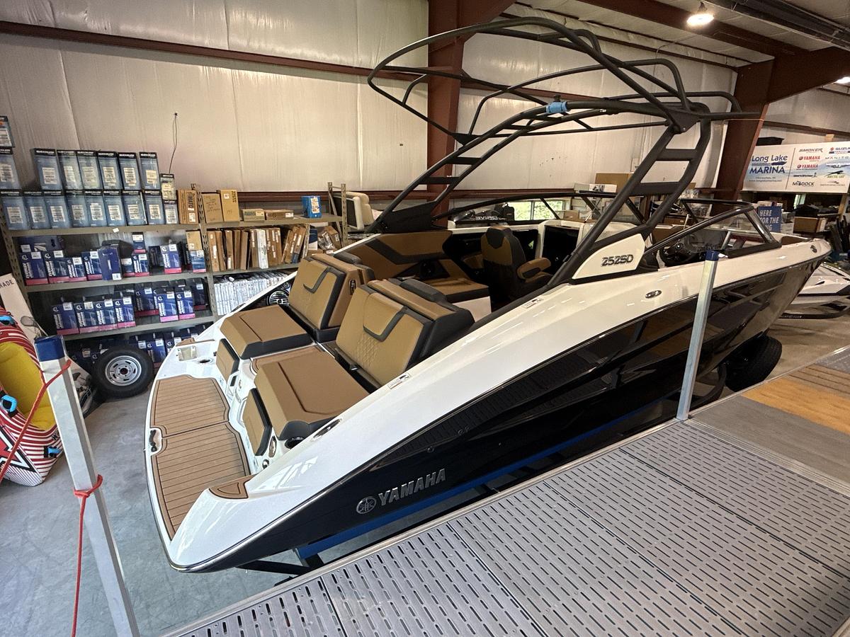 2026 Yamaha 252SD