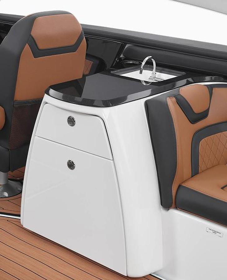 Luxury and Effortless Docking  275SD
