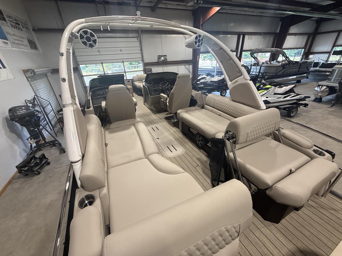 2027 Avalon Excalibur LTD 25' Quad Lounger Shift Windshield