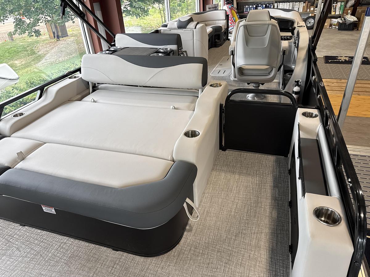 2027 Avalon LSZ 27 FT Entertainer