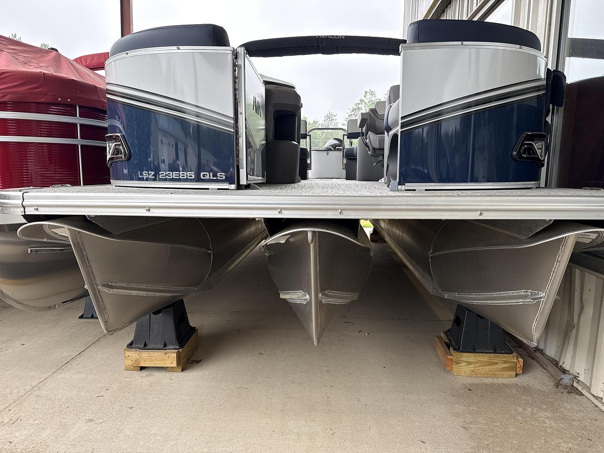 2026 Avalon 2385 LSZ Quad Lounge Shift Navy