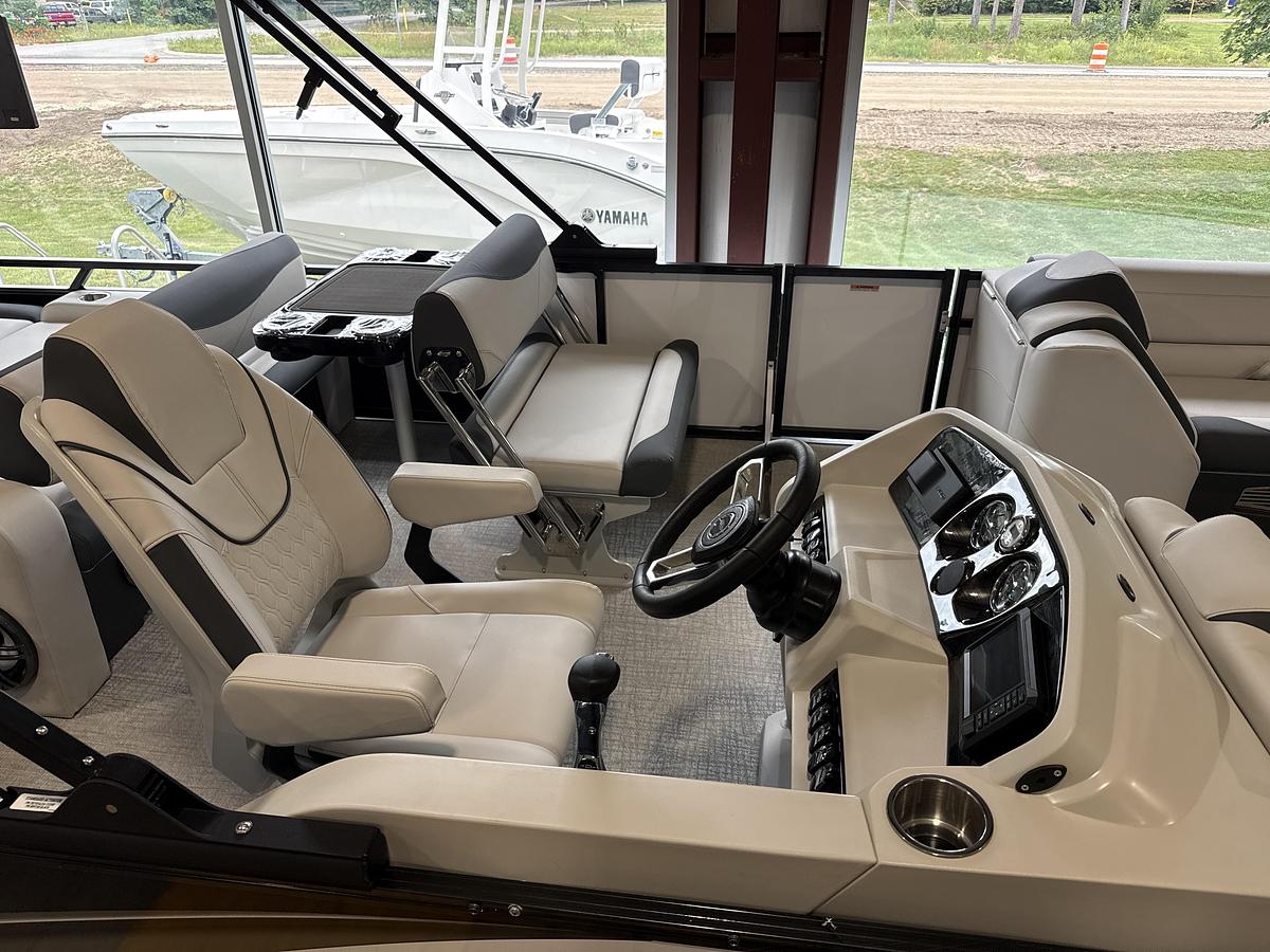 2027 Avalon LSZ 27 FT Entertainer