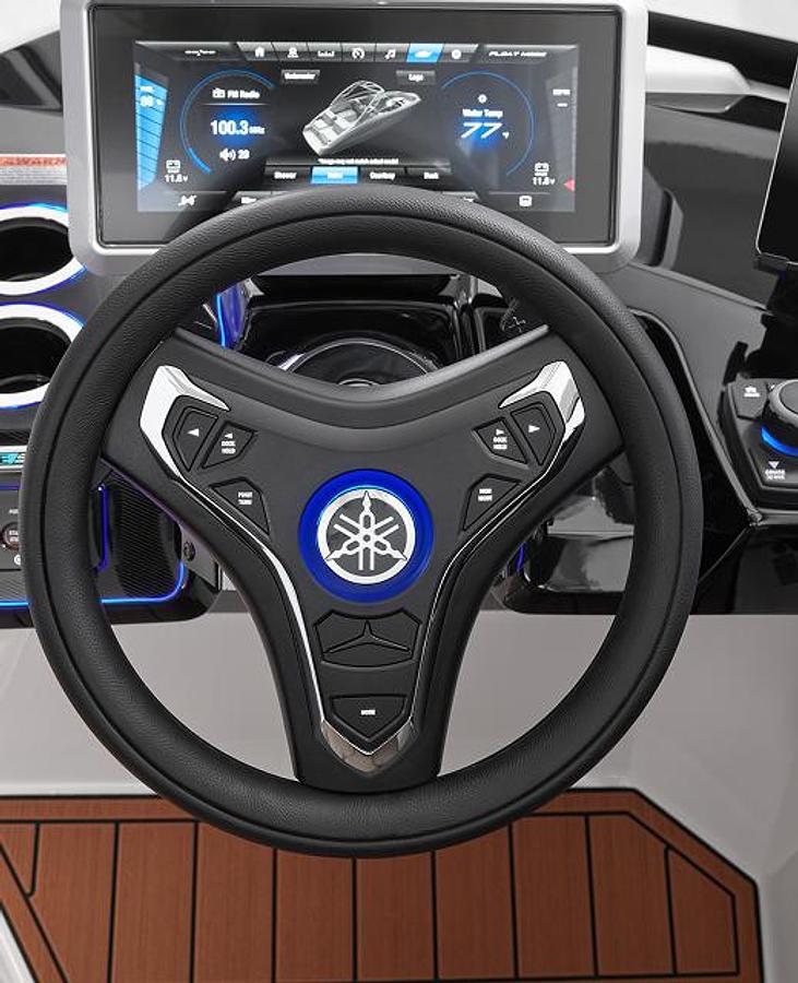 Luxury and Effortless Docking  275SD