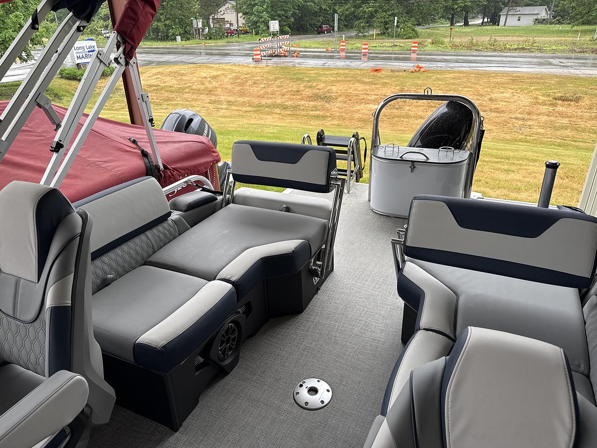2026 Avalon 2385 LSZ Quad Lounge Shift Navy