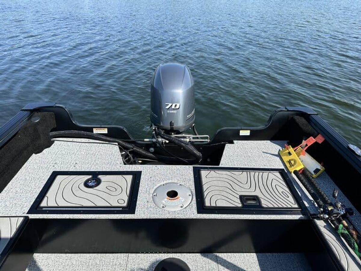 Smoker Craft Excursion 166 SC