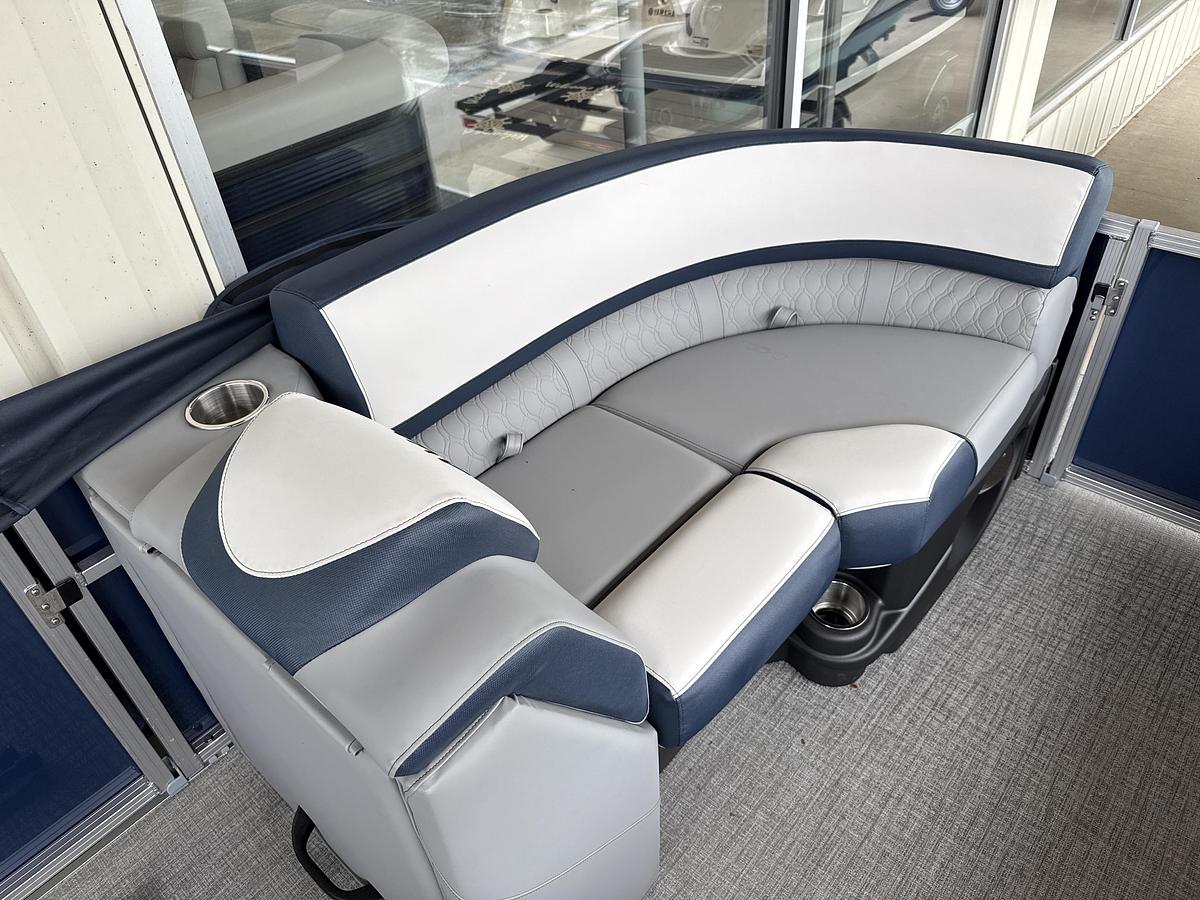2026 Avalon 2385 LSZ Quad Lounge Shift Navy